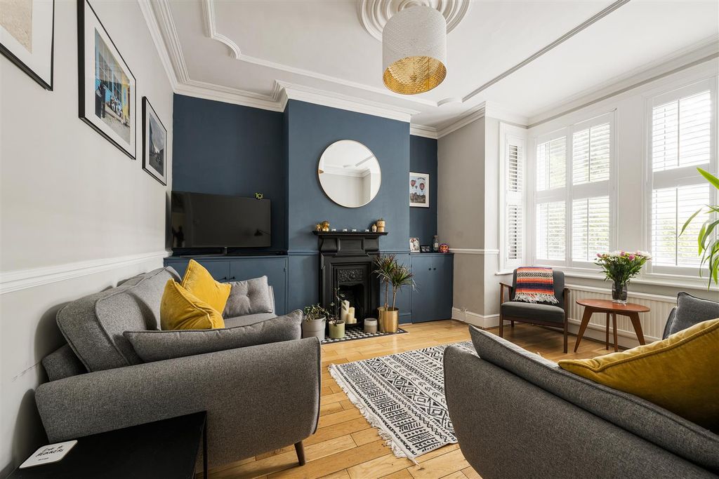 Property photo 2 of 47 Winchester Road, E4