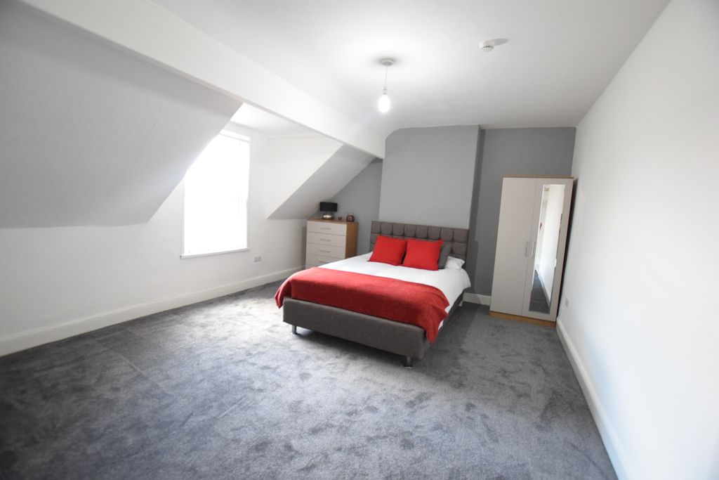 Property photo 1 of 8 Room 6