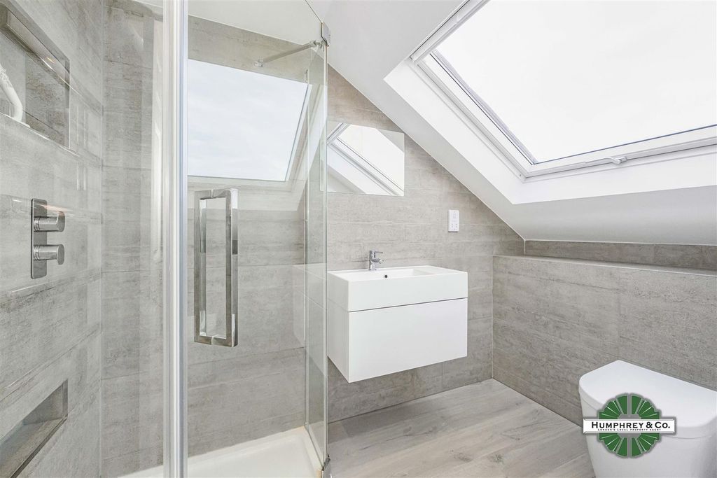 Property photo 2 of 14 17B  Ambleside Road -010.Jpg