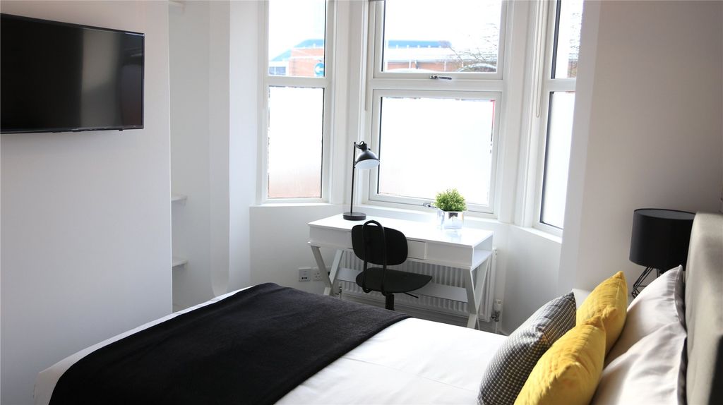 Property photo 1 of 6 Bedroom