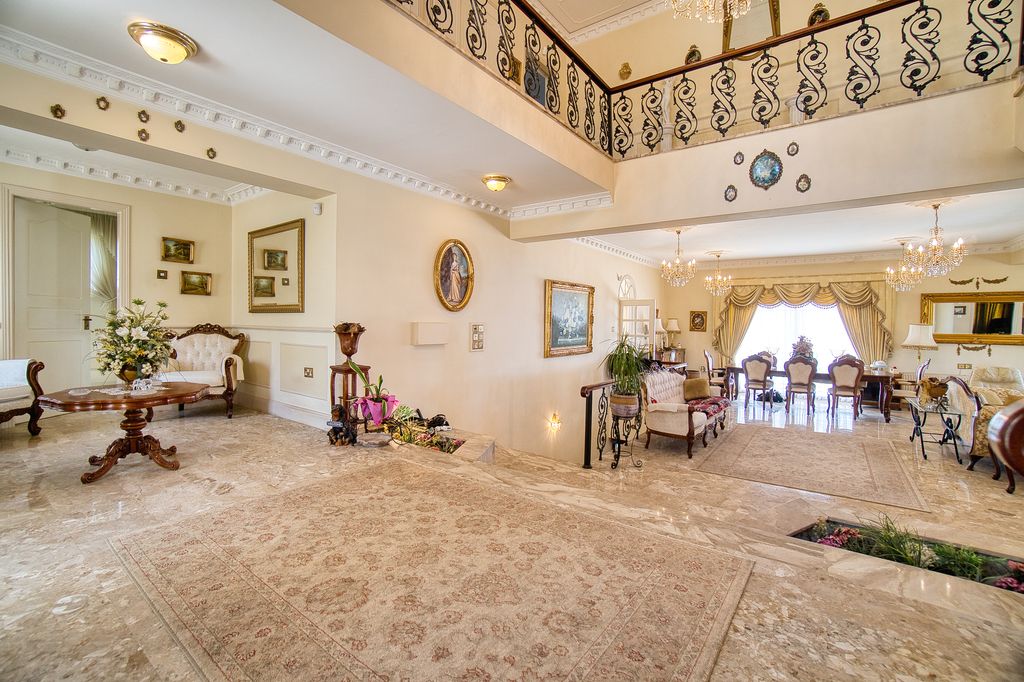 Property photo 1 of 109