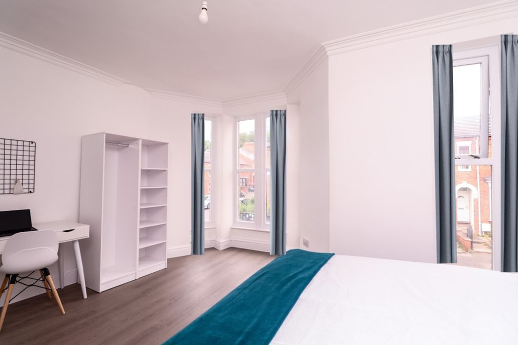 Property photo 2 of 19 A Bright And Spacious Double Bedroom Featuring Lar...