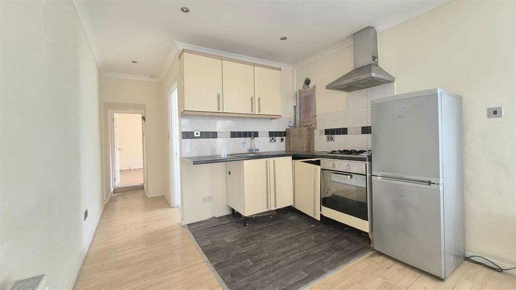 Property photo 3 of 10 Kitchen