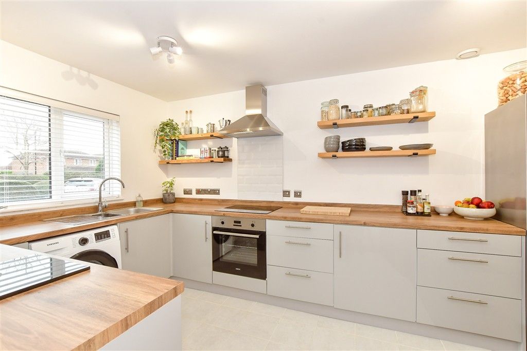 Property photo 3 of 10 Kitchen