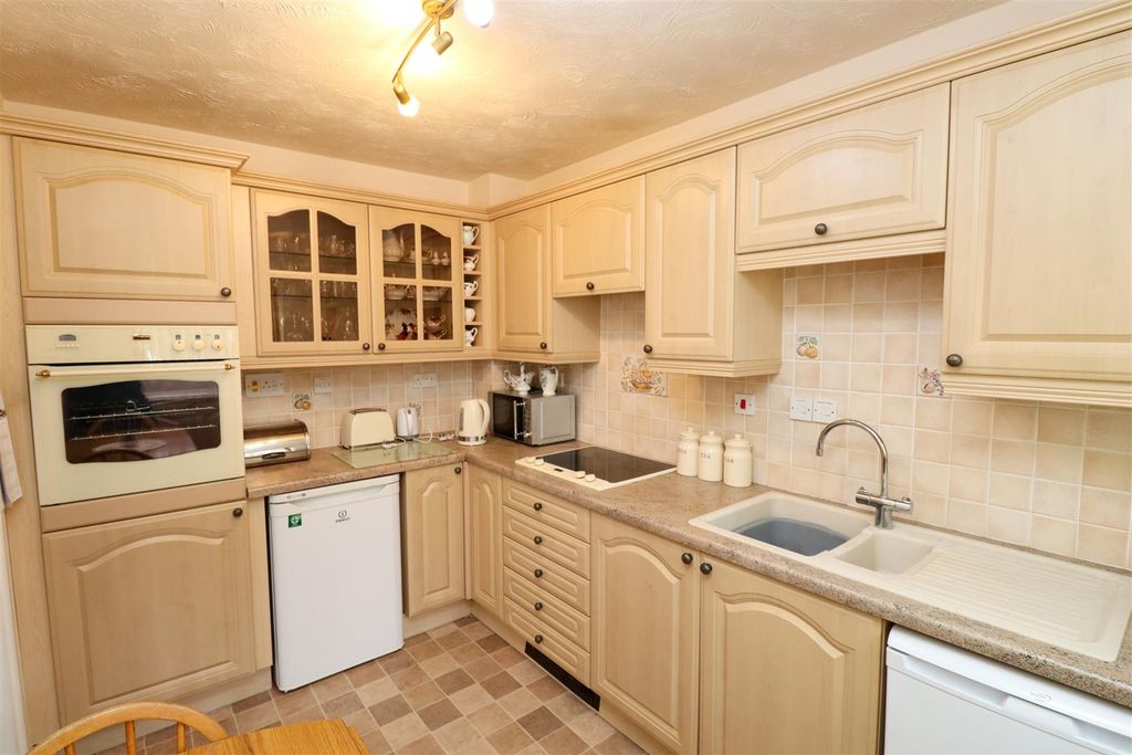 Property photo 3 of 18 Kitchen