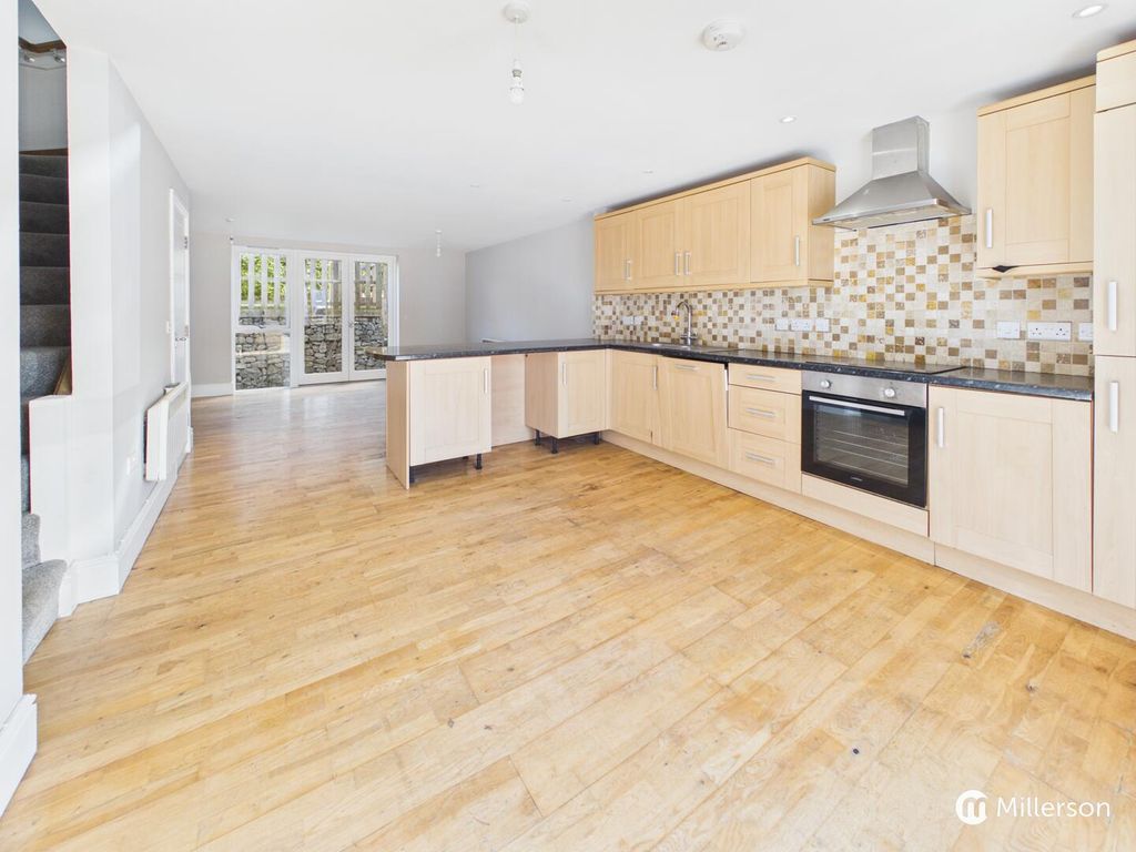 Property photo 3 of 16 Kitchen