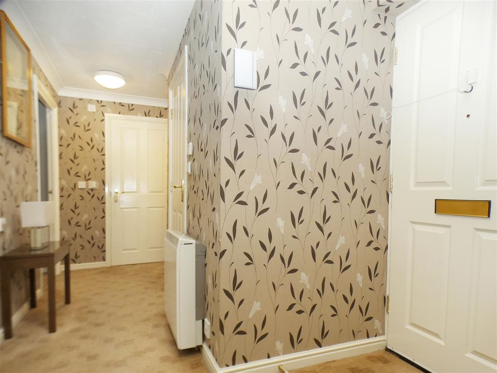 Property photo 2 of 13 Entrance Hall