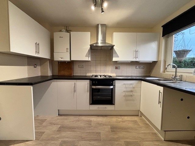 Property photo 3 of 10 Kitchen