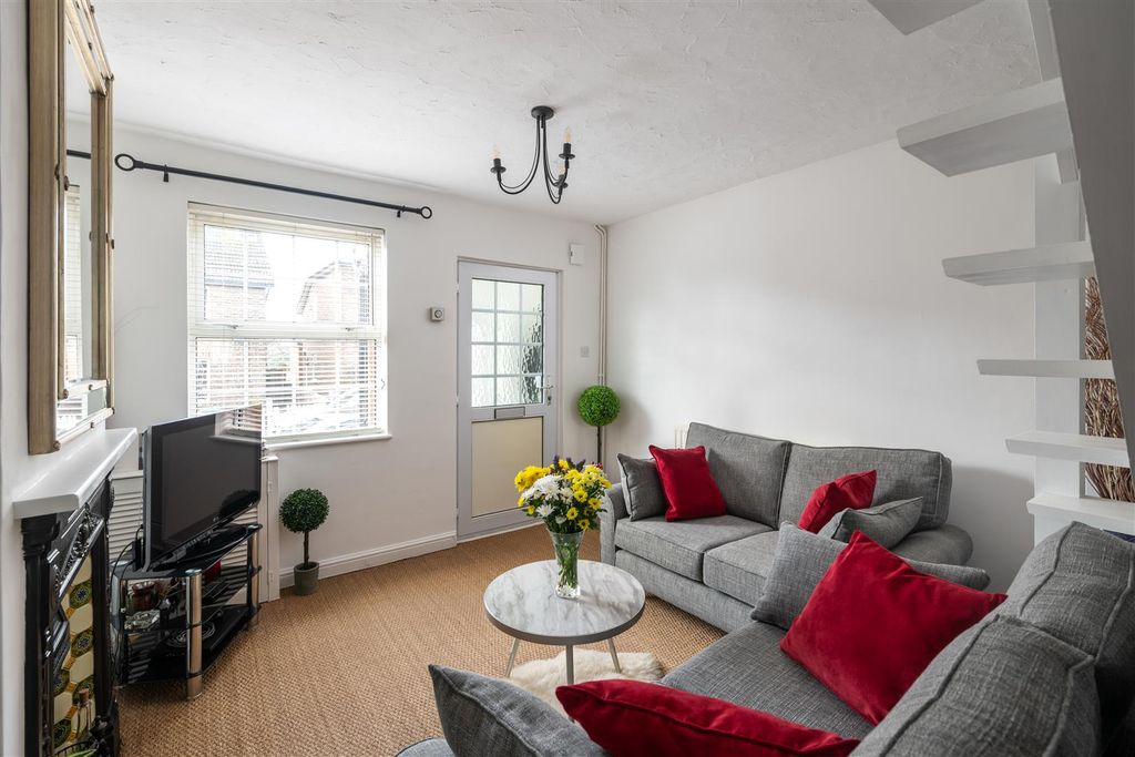 Property photo 2 of 19 16 Lower Road Internals16.Jpg