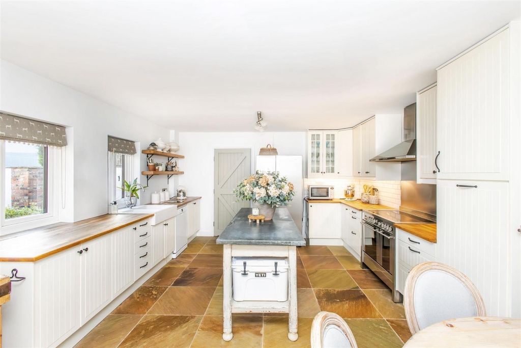 Property photo 2 of 28 Kitchen