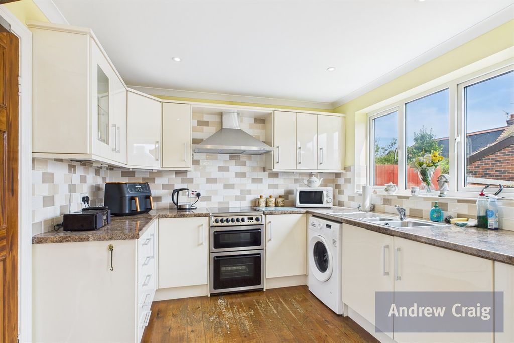 Property photo 2 of 16 Kitchen Breakfast Room