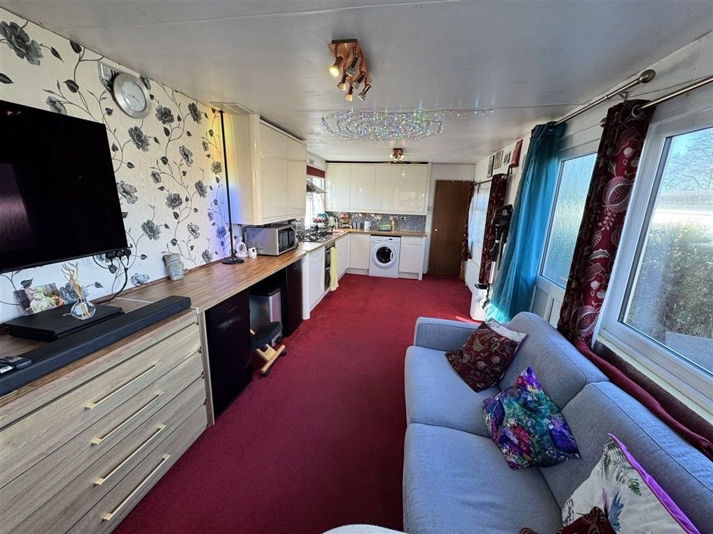 Property photo 2 of 12 Lounge/Kitchen