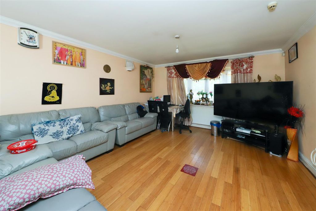 Property photo 3 of 10 Living Room