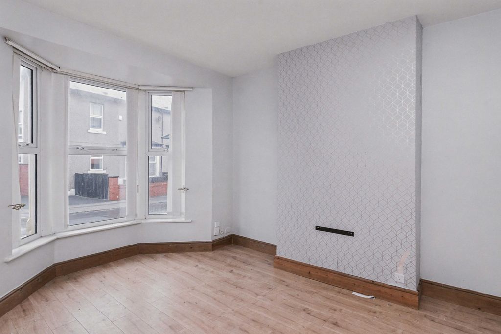 Property photo 2 of 16 35 Eaves Street, Blackpool, Lancashire, Fy1 2Nh