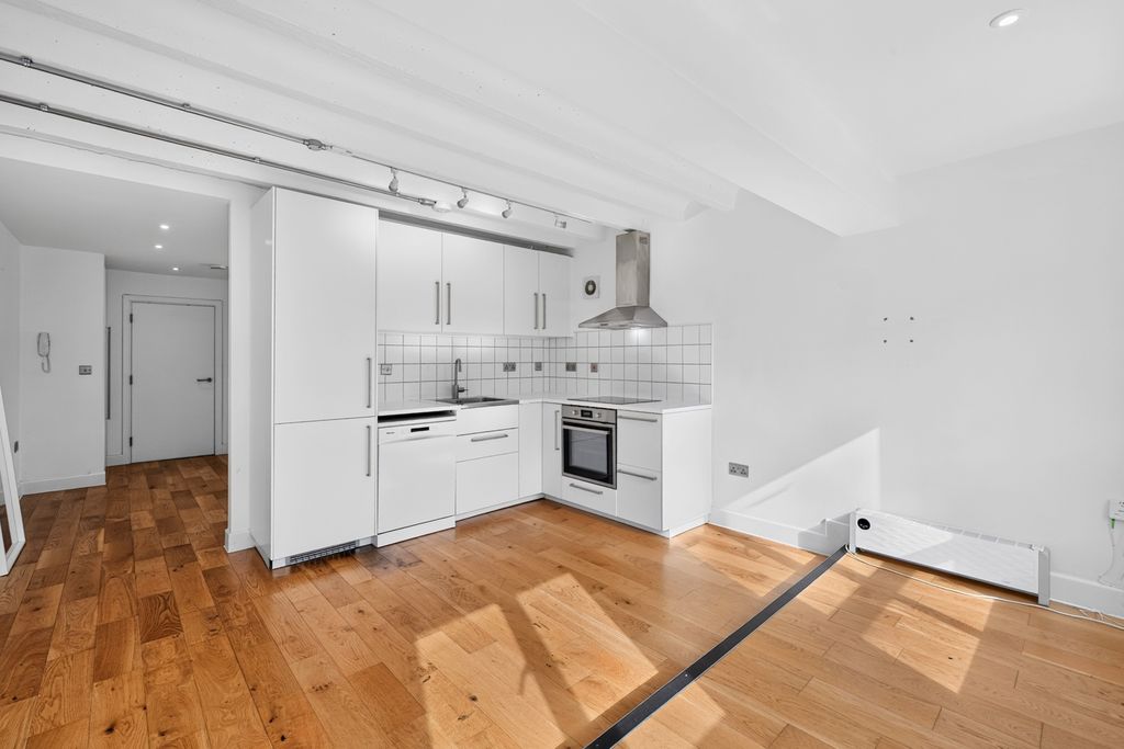 Property photo 3 of 18 Kitchen/Reception