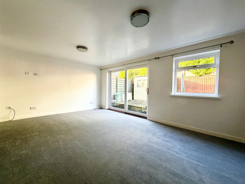 Property photo 3 of 16 Lounge