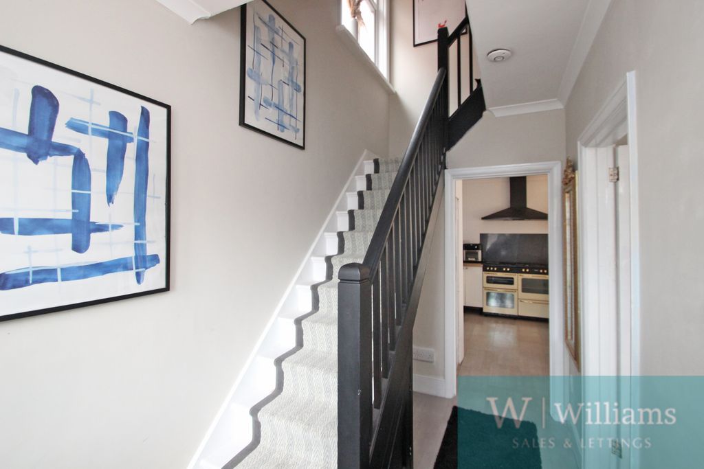 Property photo 3 of 14 Hallway