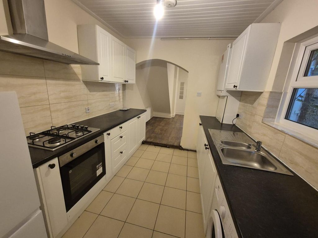 Property photo 1 of 9 Kitchen