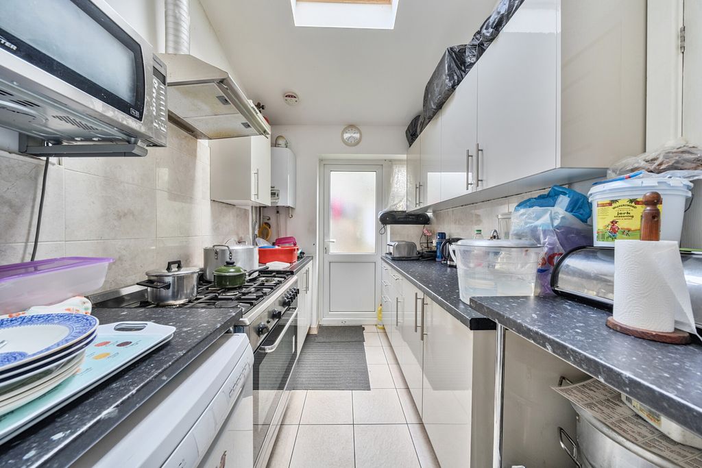 Property photo 3 of 9 Kitchen