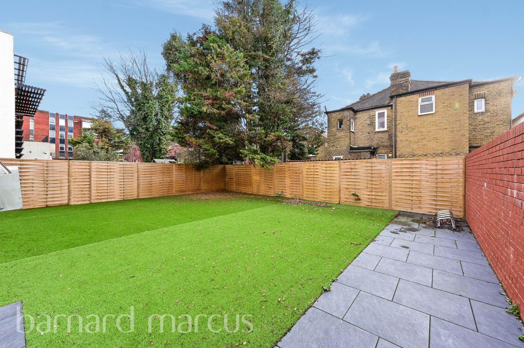 Property photo 3 of 8 Garden