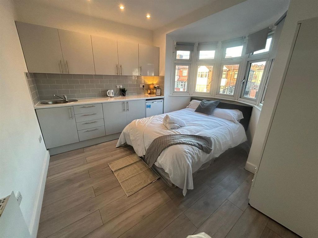 Property photo 1 of 3 The Circle Flat 5 Bedroom.Jpg