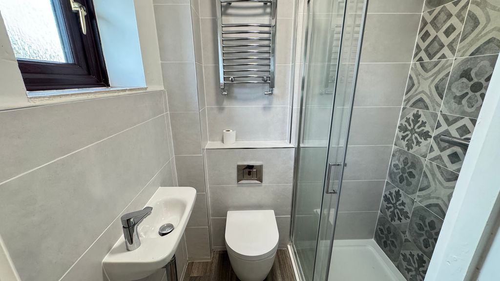 Property photo 3 of 12 Refitted En-Suite