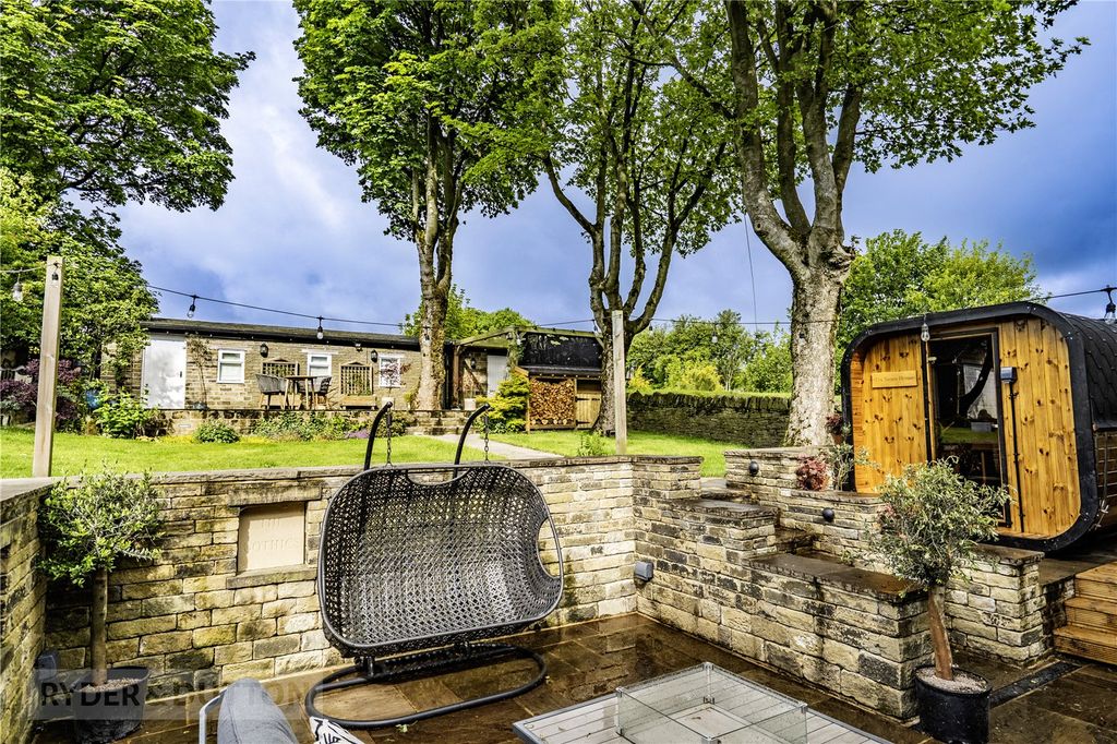Property photo 3 of 43 Gardens