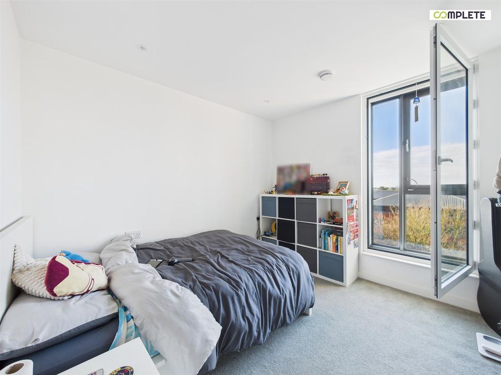 Property photo 3 of 16 Cam01231G0-Pr0129-Still002.Jpg