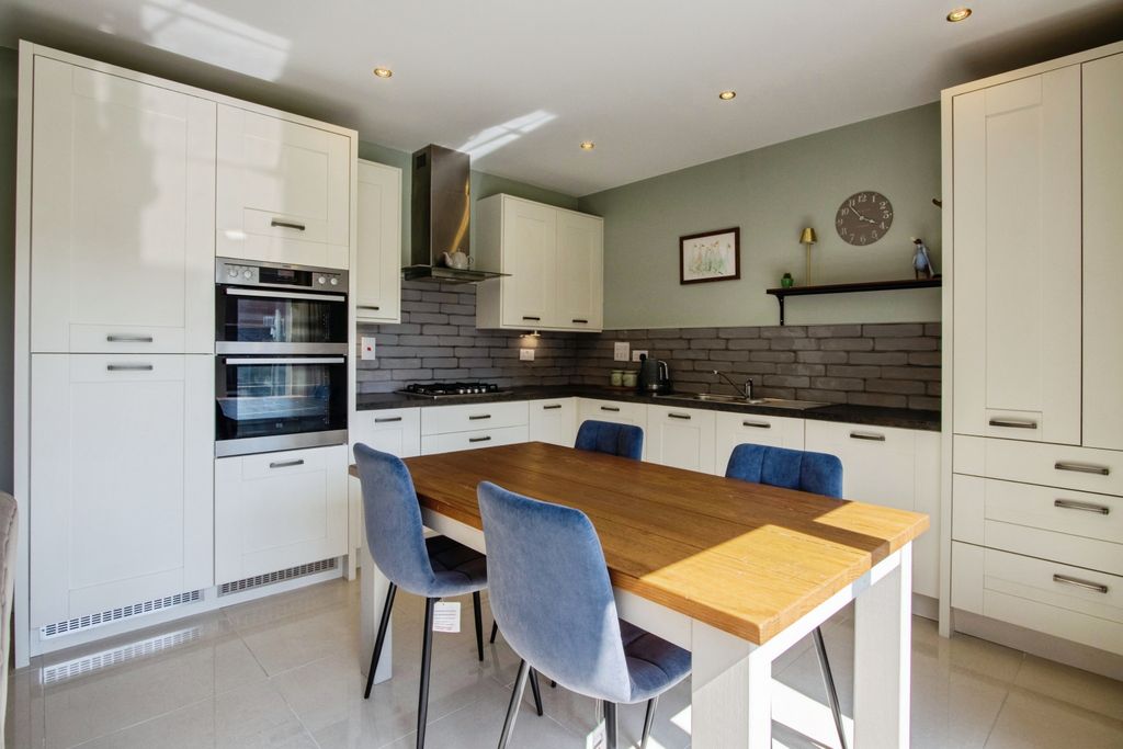 Property photo 2 of 17 Kitchen/Dining Room