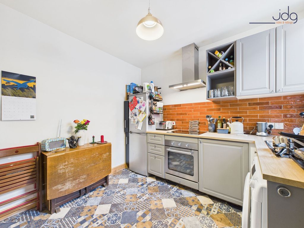 Property photo 3 of 10 Kitchen