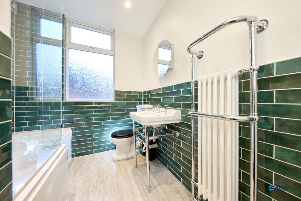 Property photo 3 of 17 Bathroom