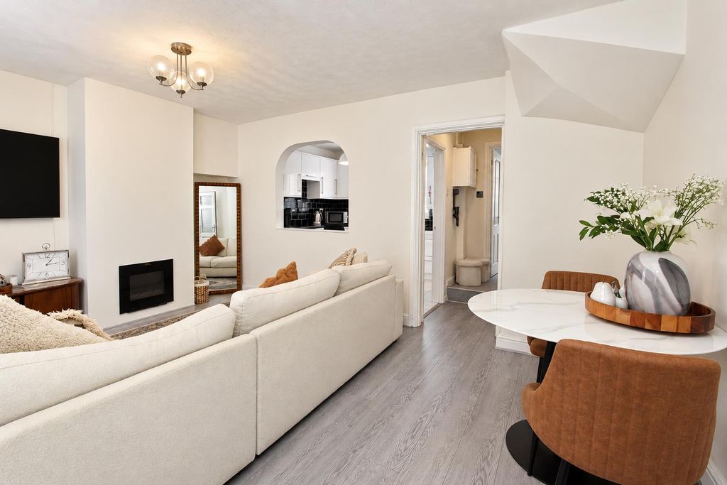 Property photo 2 of 21 Lounge.Png