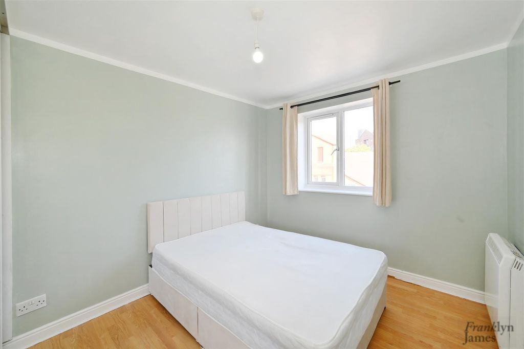 Property photo 3 of 9 Westferry-Road (1).Jpg