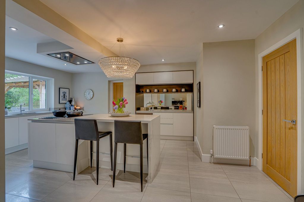 Property photo 2 of 33