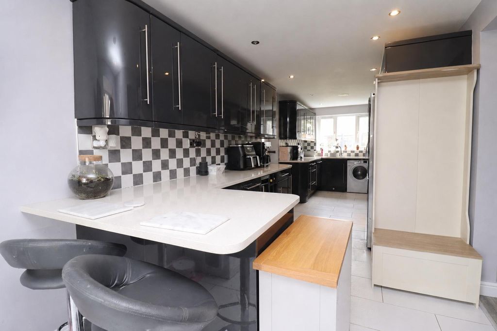 Property photo 2 of 19 D64338Ea-7B84-49B8-9Ec8-525CC654F78C.Png