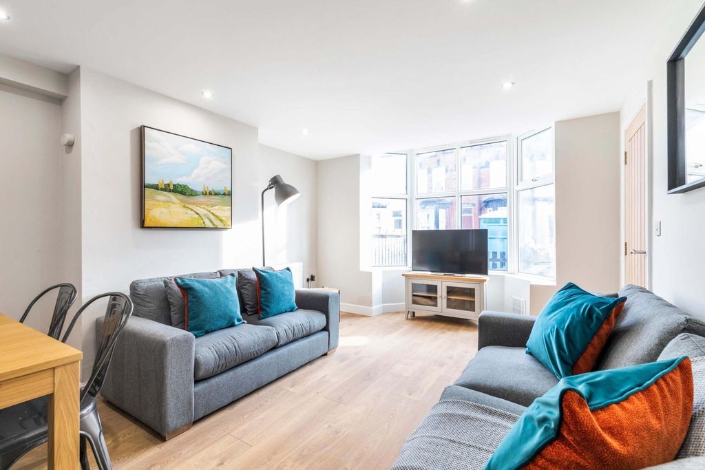 Property photo 1 of 11 Bright Contemporary Living Room With Large Bay Win...