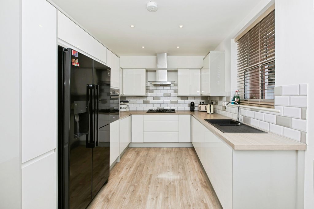 Property photo 3 of 16 Kitchen