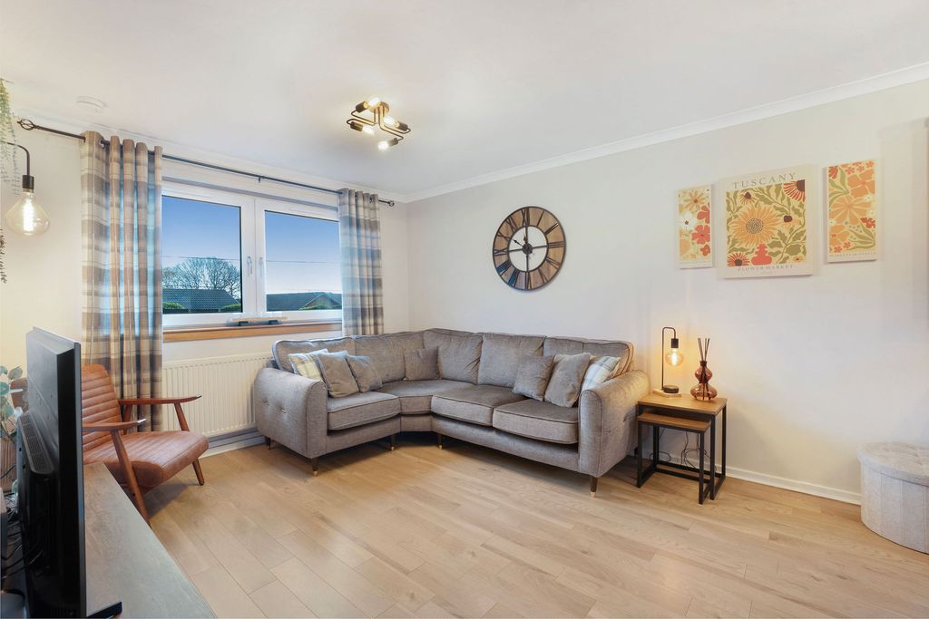 Property photo 2 of 16 Lounge