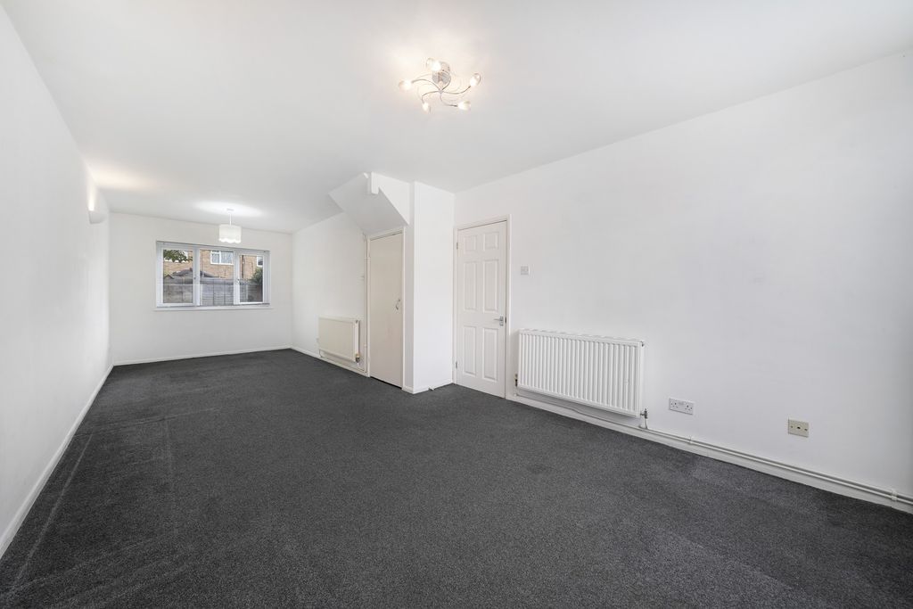 Property photo 2 of 18 Lounge.