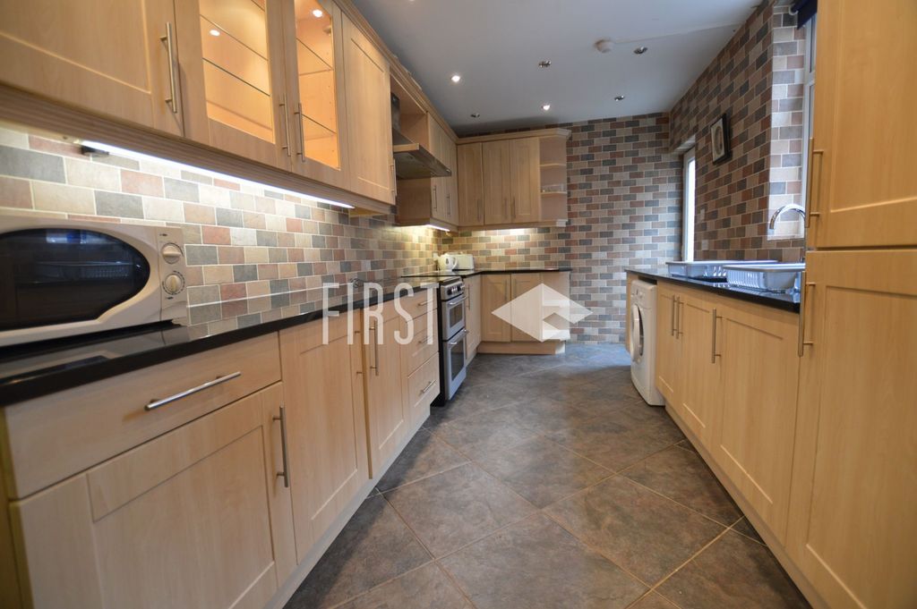 Property photo 2 of 10 Kitchen