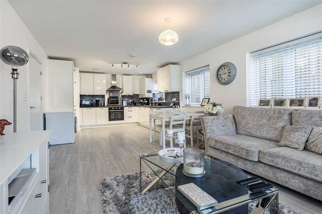 Property photo 2 of 18 2 Archer Close  (5).Jpg
