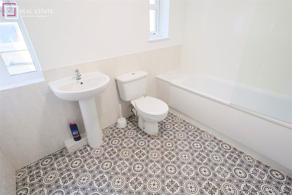 Property photo 2 of 9 Bathroom