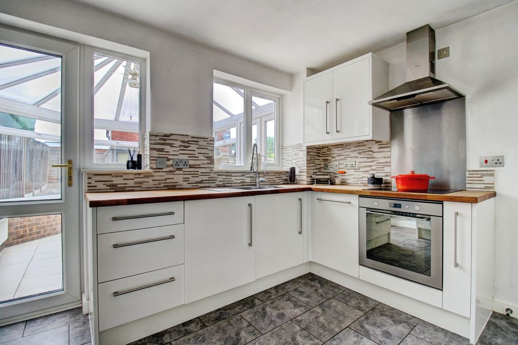 Property photo 3 of 16 Kitchen (Alt View)