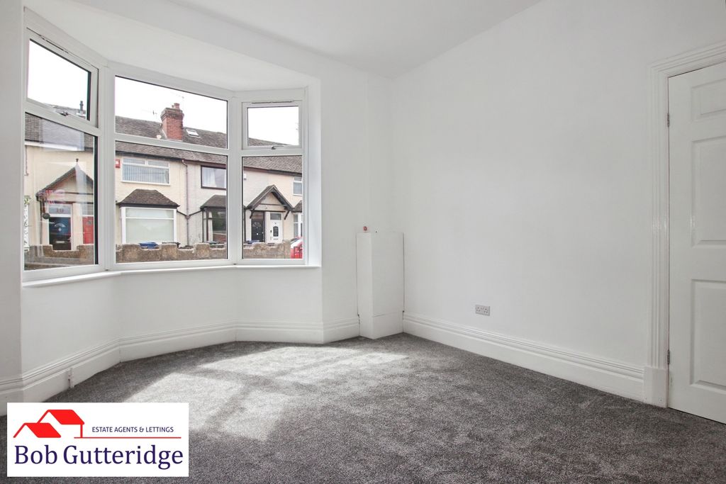 Property photo 3 of 26 Bay-Fronted Lounge