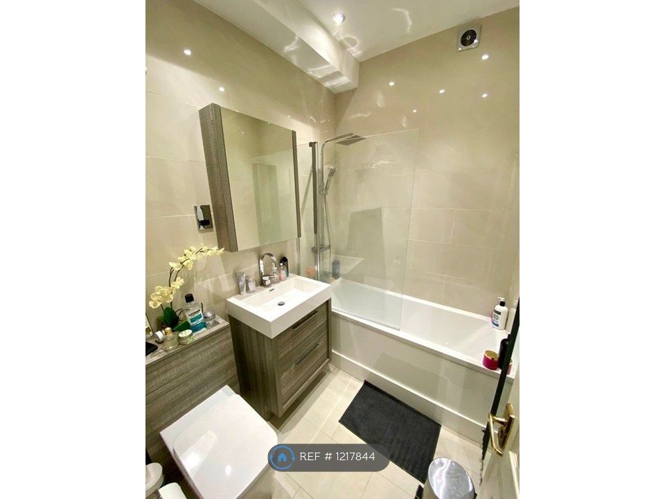 Property photo 1 of 8 Bathroom