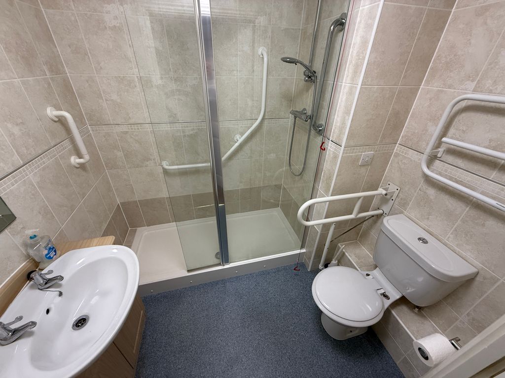 Property photo 3 of 12 Bathroom