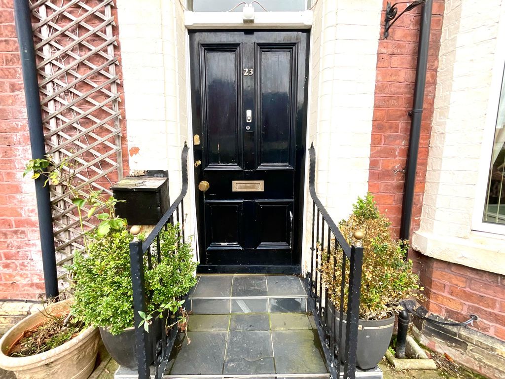Property photo 2 of 32
