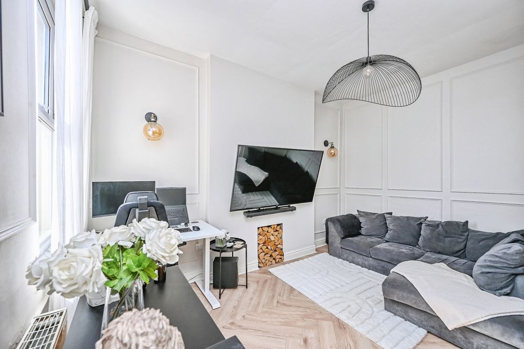 Property photo 2 of 16 Pbox-Img.Jpg