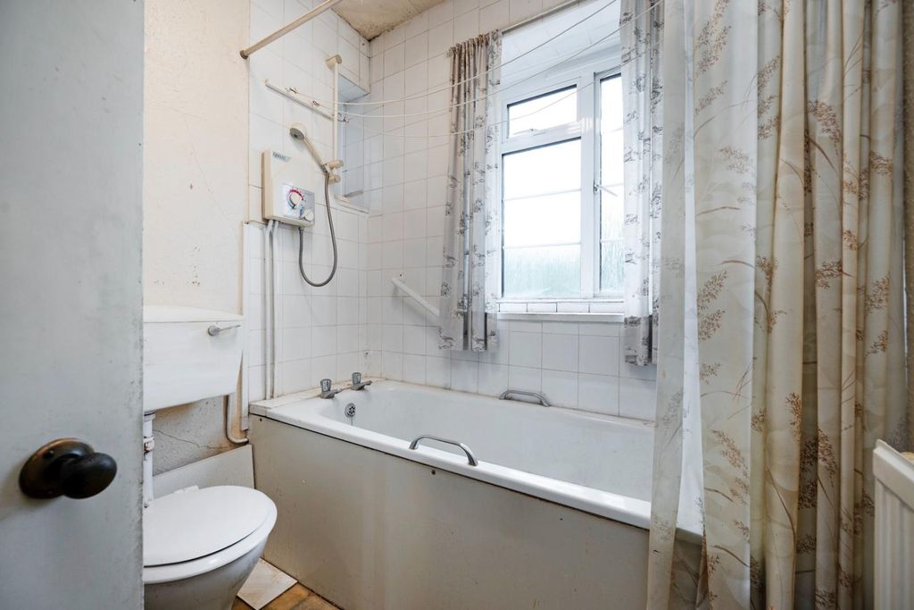 Property photo 2 of 10 Bathroom
