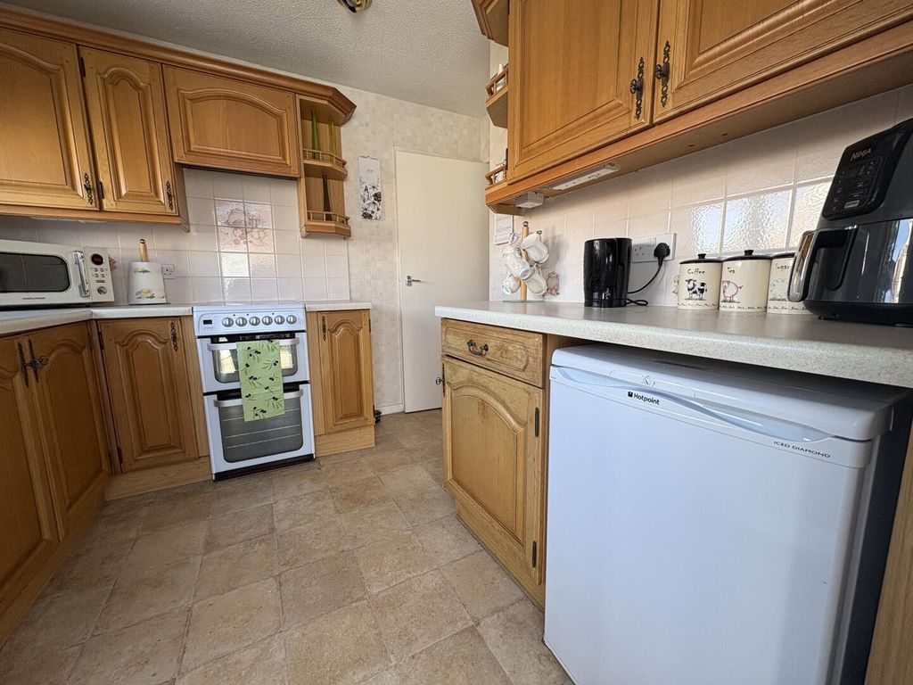 Property photo 3 of 20 Kitchen